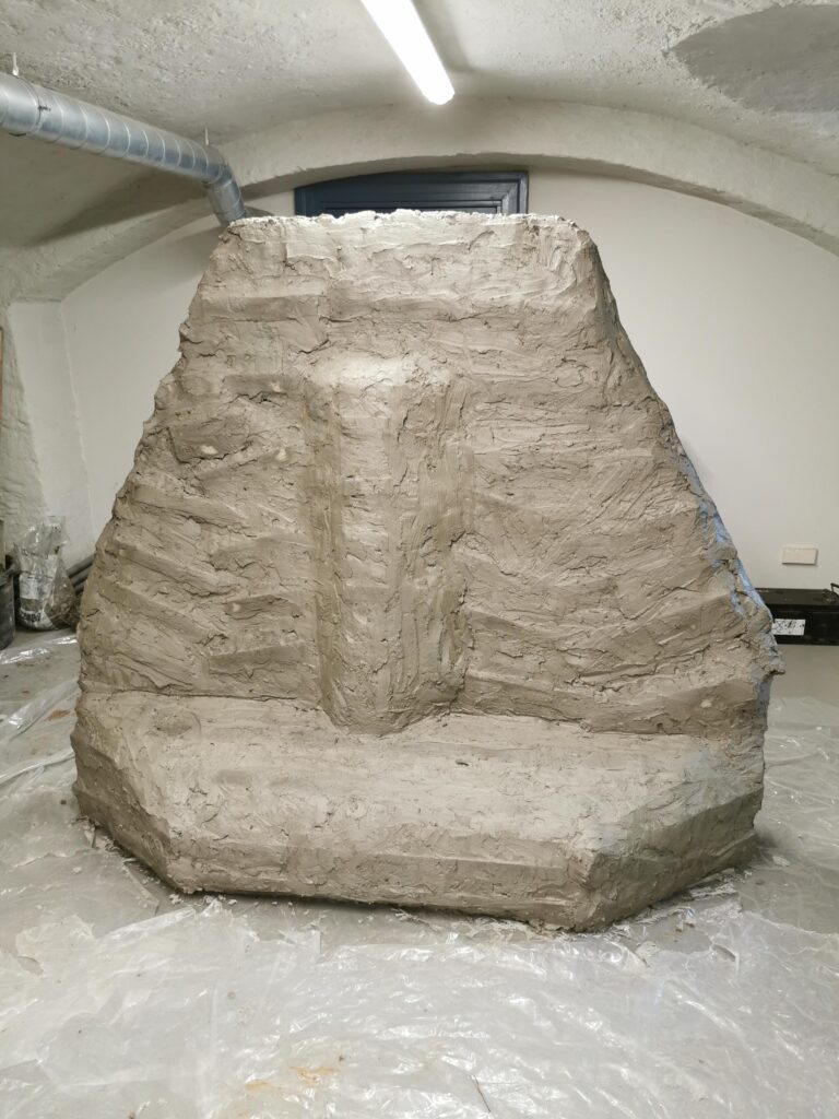 Jēzus statujas modeļa veidošana no māla foto 1