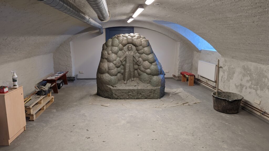 Jēzus statujas modeļa veidošana no māla foto 2