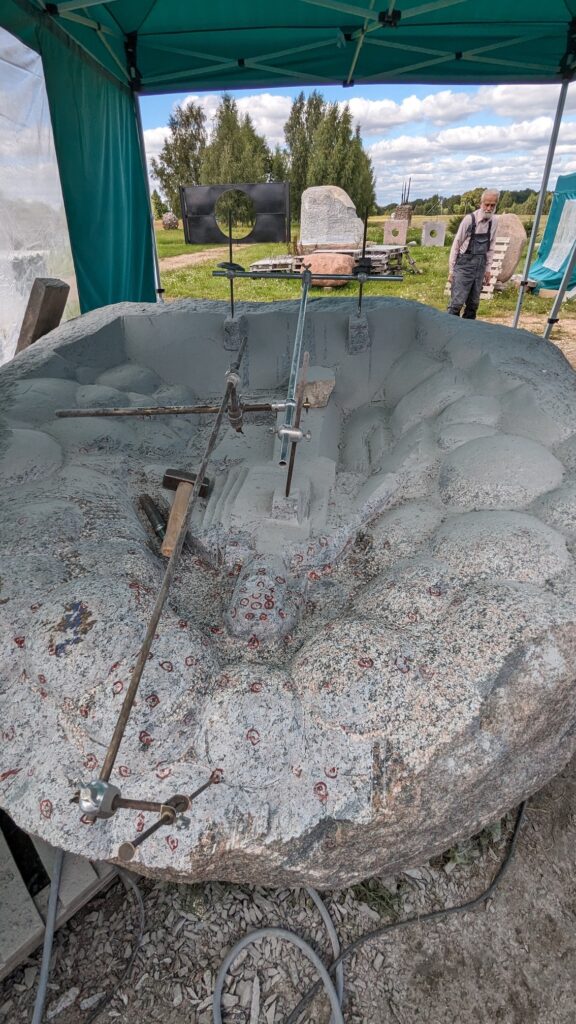 Statujas kalšana granīta laukakmenī foto 3