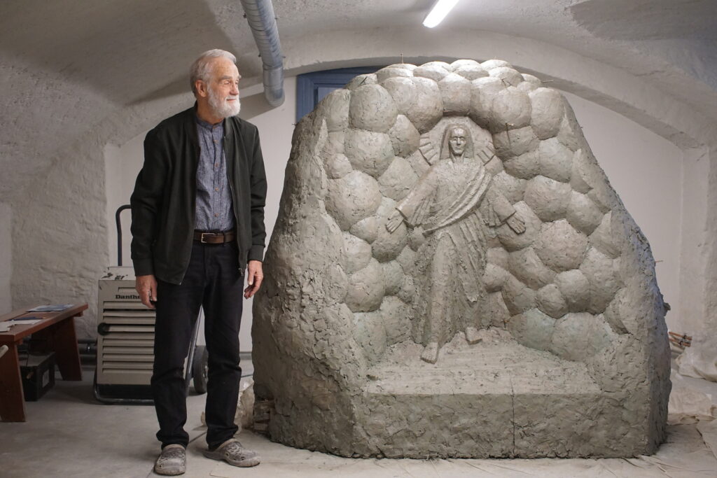 Ojārs Feldbergs ar Jēzus statujas modeli